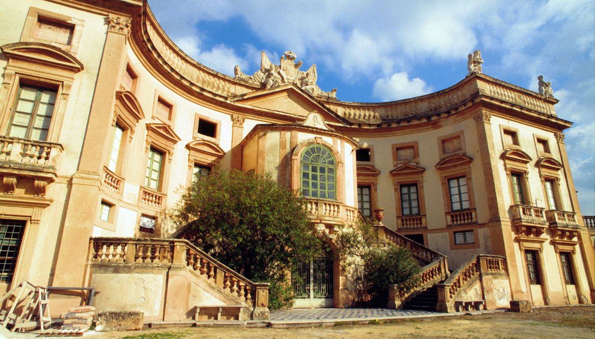 Villa Valguarnera, tra immensi giardini, maioliche e gusto neoclassico