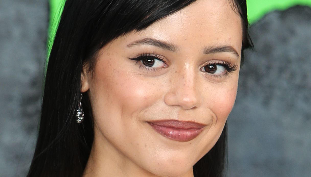 Jenna Ortega, 10 look glam e gotici che hanno fatto la storia