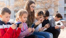 No allo smartphone under 14, Novara: “Vi spiego rischi e colpevoli (che non sono i genitori)”
