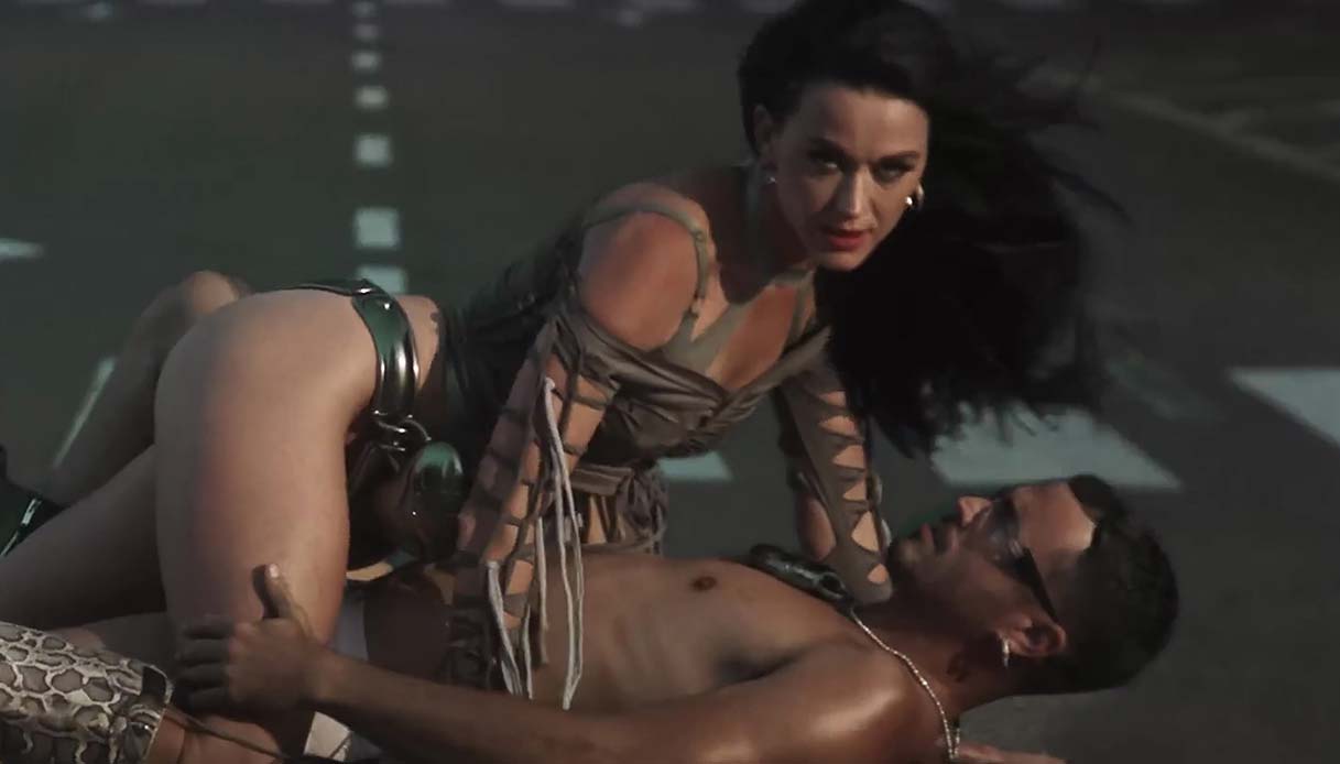 Katy Perry nel video di "I'm His, He's Mine"