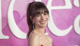 Stelle, cuori e fiori. I cerotti contro i brufoli, approvati da Anne Hathaway, diventano fashion