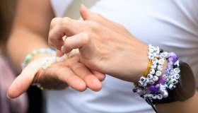 Braccialetti dell’amicizia fai da te, che filo usare e come chiuderli