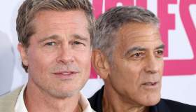Clooney mattatore sul red carpet: la gag adombra l’inseparabile Brad Pitt