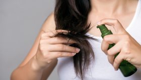 Come lavare i capelli dopo l’estate: consigli e prodotti