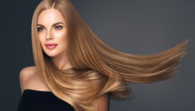 Capelli lisci effetto seta: questo è l’olio da provare