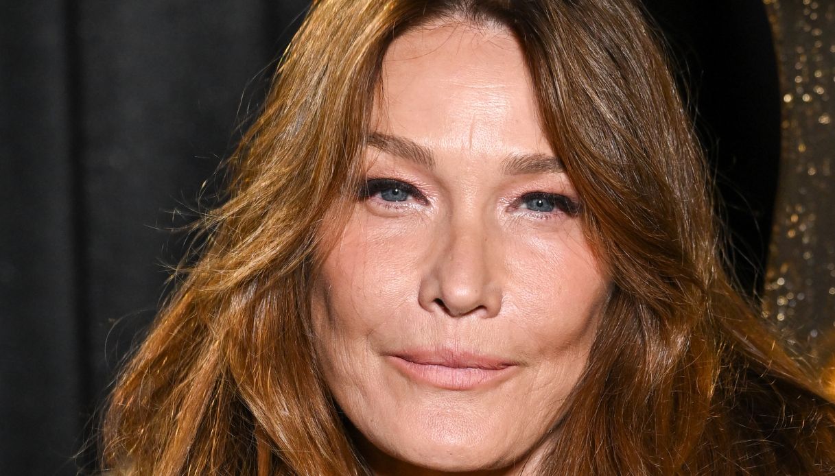 Carla Bruni trés chic alla Paris Fashion Week