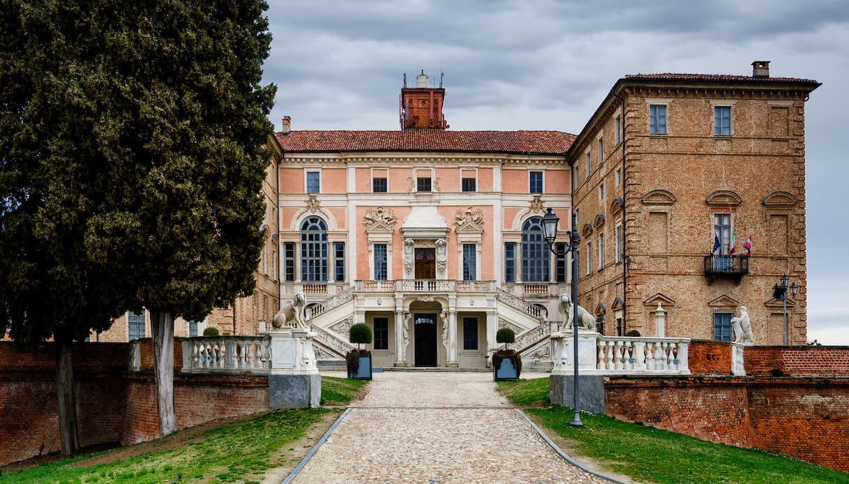 Il castello di Govone, una meraviglia tra marmi, affreschi e un parco unico