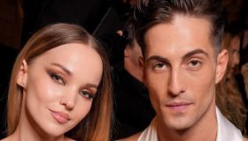 Damiano e Dove Cameron infiammano la Parigi: lui addominali in vista, lei vestita solo d’oro