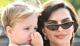 Emily Ratajkowski e Sylvester: dolce debutto madre-figlio alla Paris Fashion Week