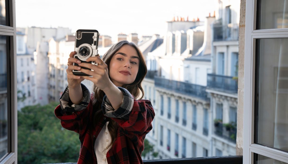 Emily in Paris, sopracciglia perfette. I segreti per replicarle