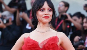 Il make-up rosso di Jenna Ortega è già tendenza d’autunno. Come replicarlo