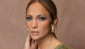 Jennifer Lopez lancia la gonna kilt ed è già il must dell’autunno