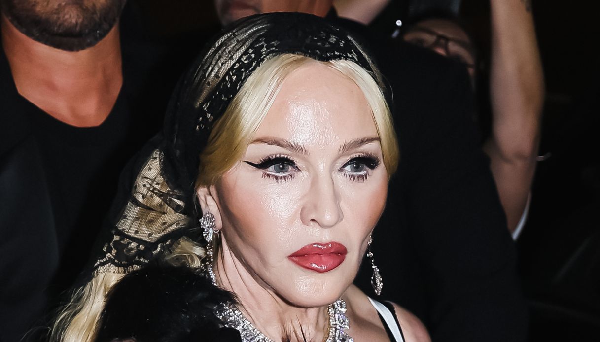 Madonna in calze a rete e corpetto: il look a Milano per la Fashion Week