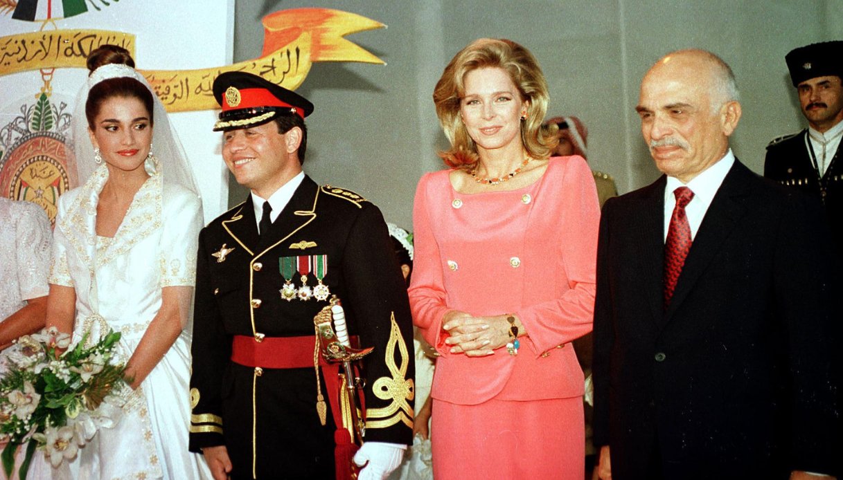 Il Principe Abdullah e sua moglie Rania nel giorno del loro matrimonio con il Re Hussein e la Regina Noor