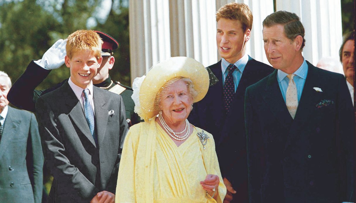 La Regina Madre con i pronipoti, il Principe Harry e il Principe William, e il nipote il Principe Carlo nel 1999