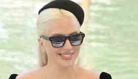 Festival di Venezia, il giorno di Lady Gaga: splendida in look parisienne