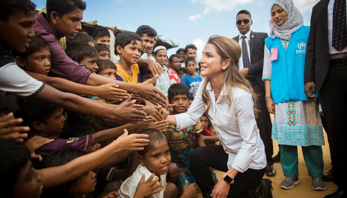 Rania di Giordania incontra i rifugiati musulmani Rohingya durante la sua visita al campo di Kutupalong nel 2017, in Bangladesh