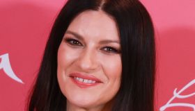 Laura Pausini, cambio look e bus a due piani per il suo nuovo singolo
