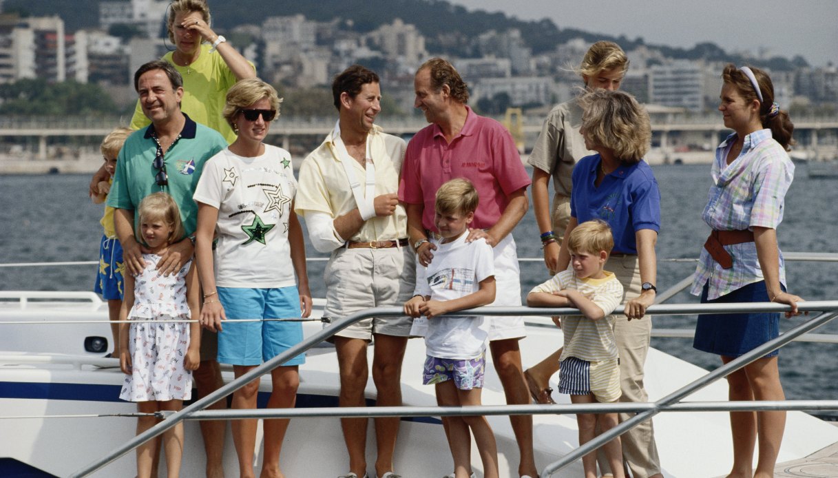 Theodora con la famiglia, in vacanza a Maiorca a bordo dello yacht “Fortuna” di Re Juan Carlos di Spagna, il 15 agosto 1990 A bordo anche Carlo, Diana e i figli