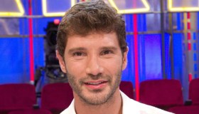 Stefano De Martino cita Amadeus ad Affari Tuoi. Il pubblico: “Ci manchi”