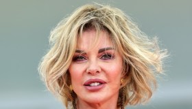 Alba Parietti brilla a Venezia con l’abito sottoveste di Elisabetta Franchi