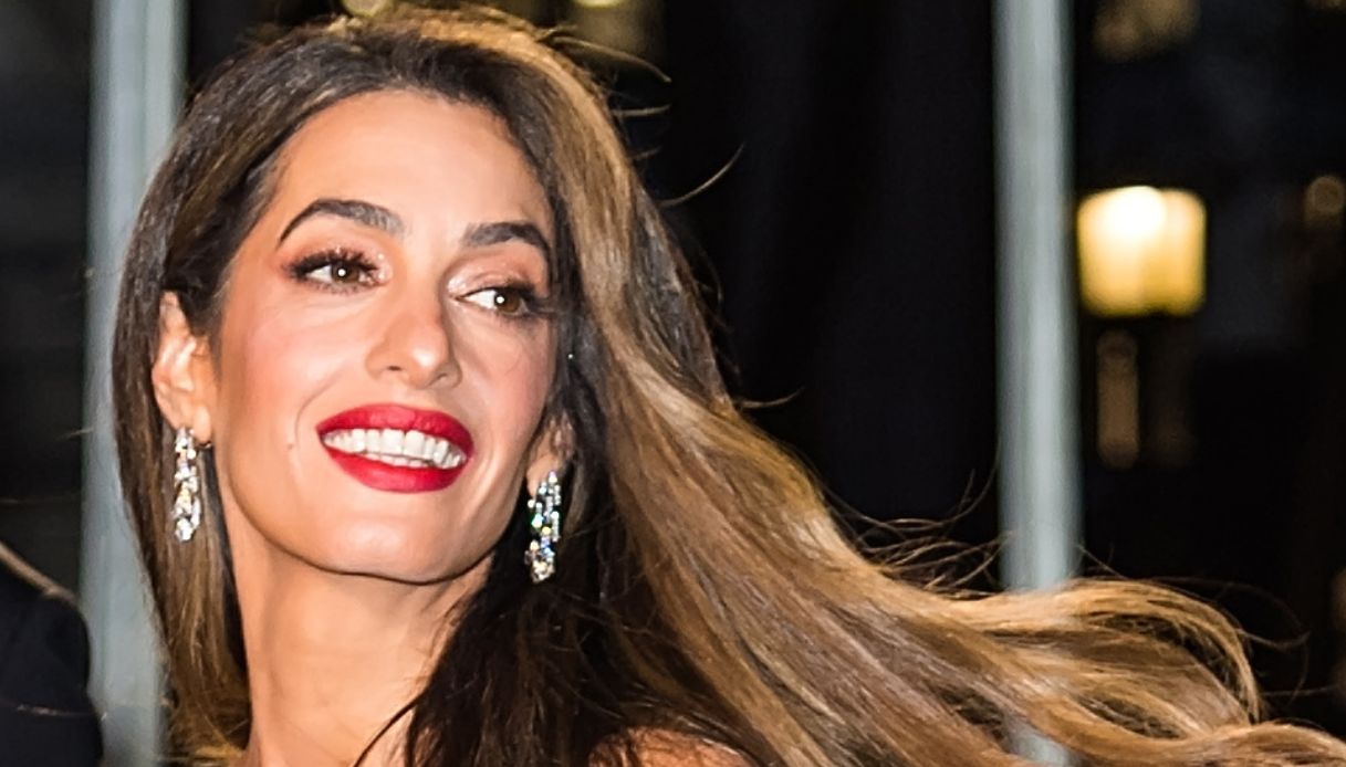Amal Clooney incantevole sirena, Cate Blanchett guerriera rock: i look al gala di beneficienza