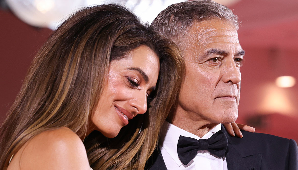 I Clooney a Venezia, rovinosa caduta sul red carpet. George salva la situazione