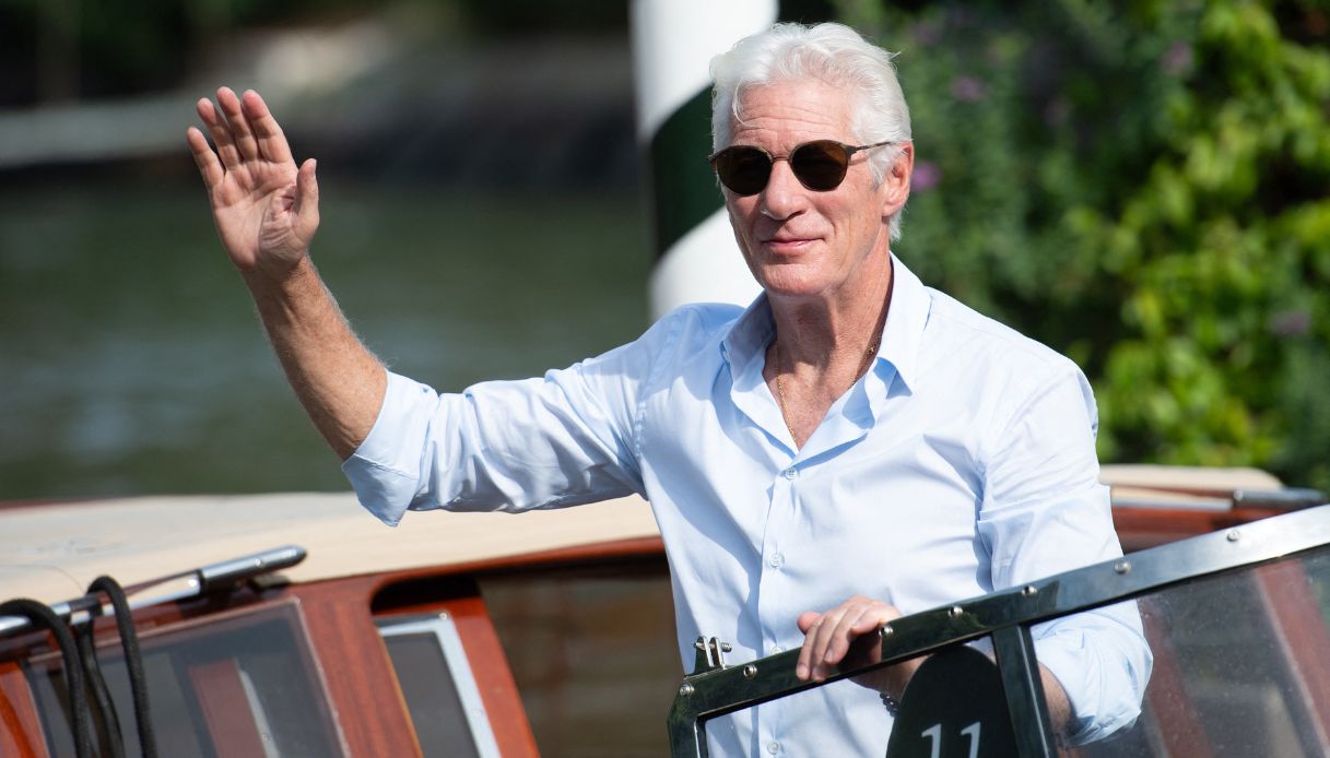 Richard Gere arriva a Venezia: il look da “vero gentiluomo”