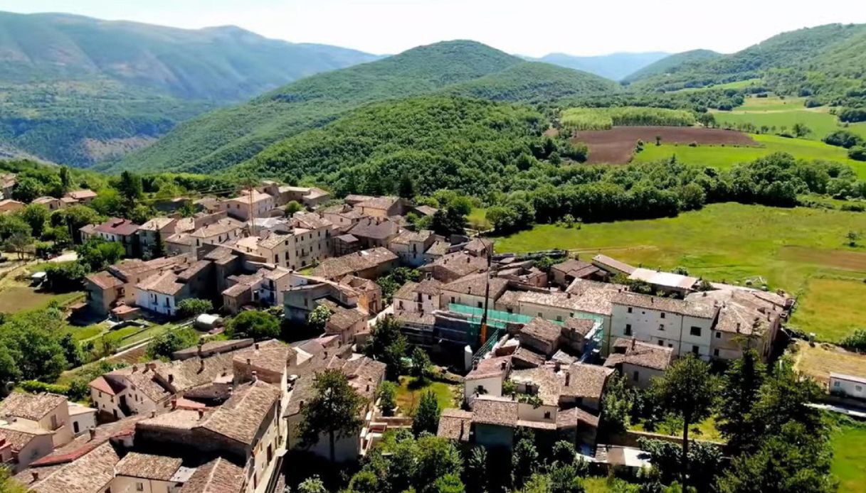 Panoramica della casa medievale più piccola al mondo