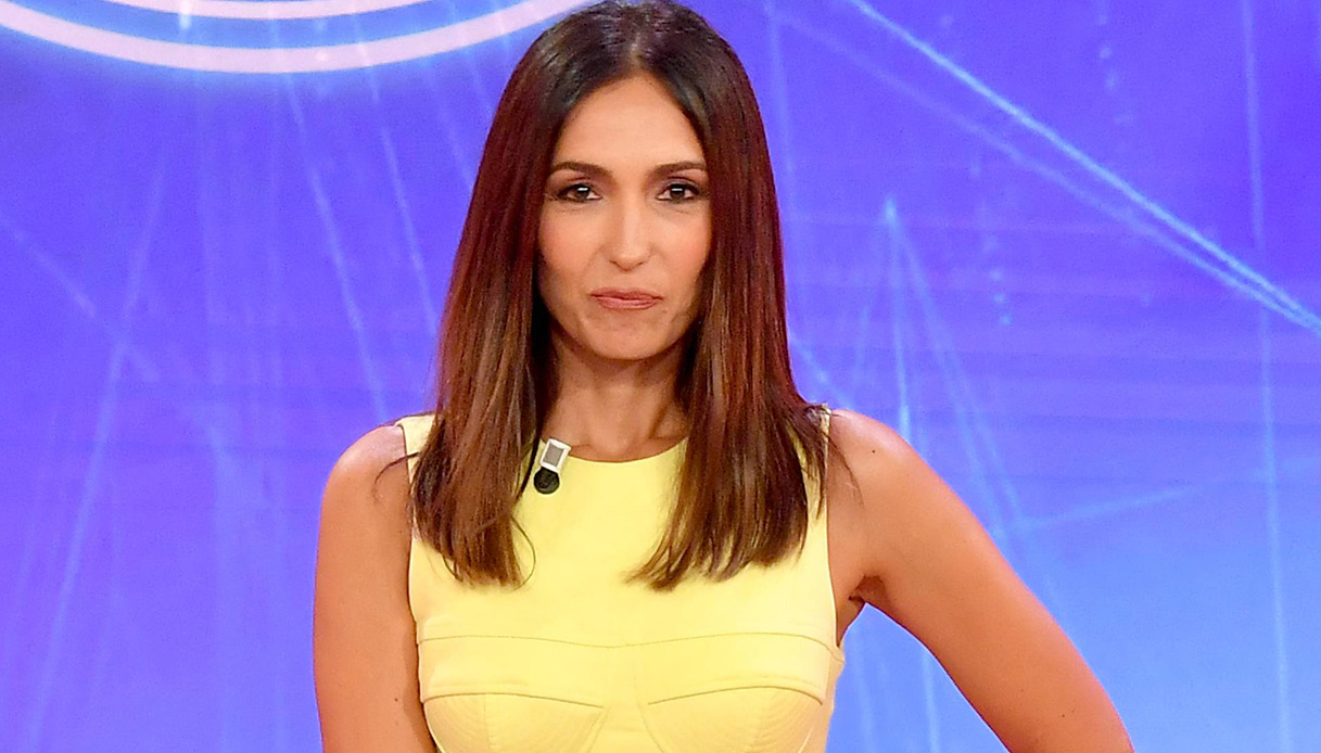 Caterina Balivo da sogno, tubino giallo e i sandali gioiello gold