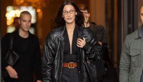 Bella Hadid ri-lancia la giacca bomber. Ed è già la tendenza dell’autunno