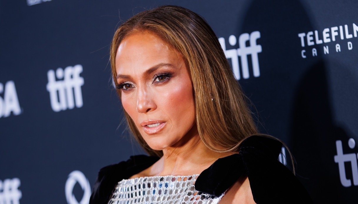 Jennifer Lopez, l’abito audace e “rischioso” per la premiere: Ben non si presenta nemmeno