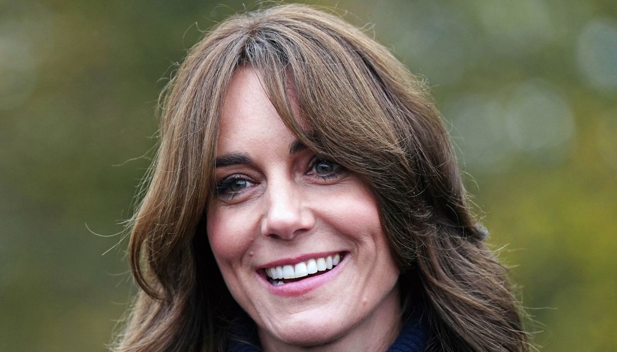 Kate Middleton torna in pubblico dopo la fine della chemio e sorride con lui