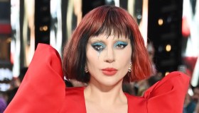 Lady Gaga in rosso fuoco per Joker: il look total red (capelli compresi)