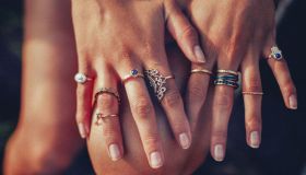 Jewelry layering, i gioielli da comprare per replicare il trend più glamour di sempre