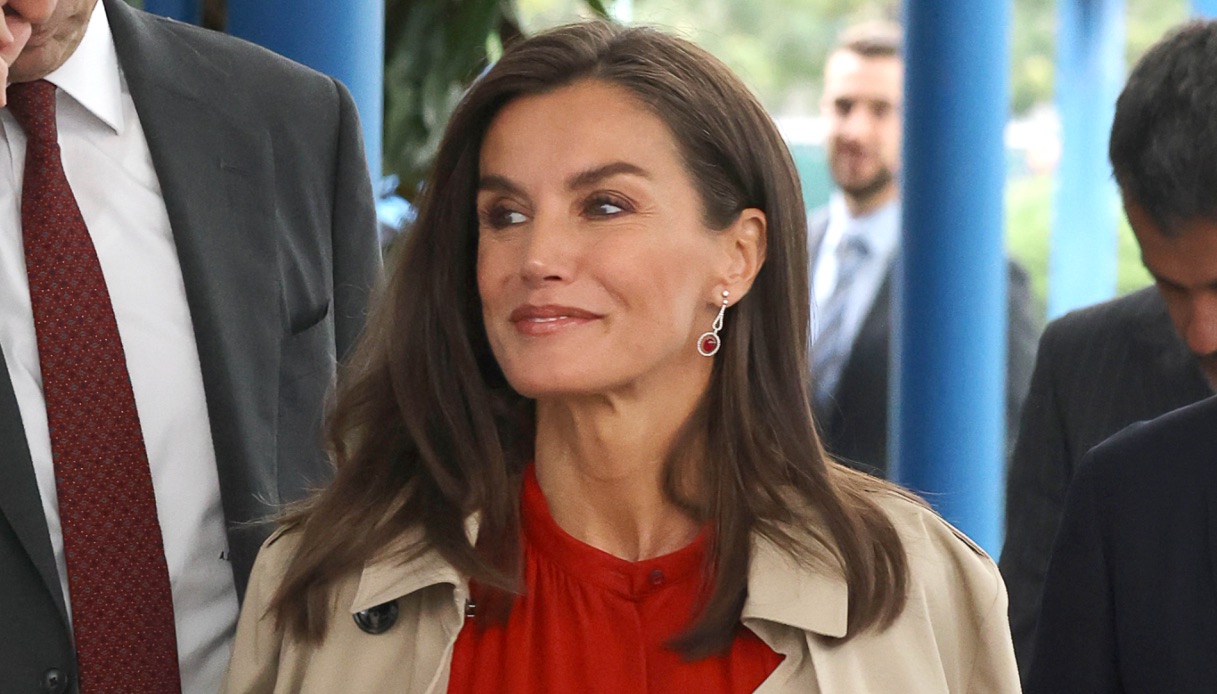 Letizia di Spagna con l’abito rosso è una favola