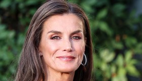 Letizia di Spagna a teatro, l’abito da sera nero è low cost ed è fantastico