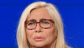 Mara Venier operata tre volte all’occhio destro: “Spero di riguadagnare la vista”