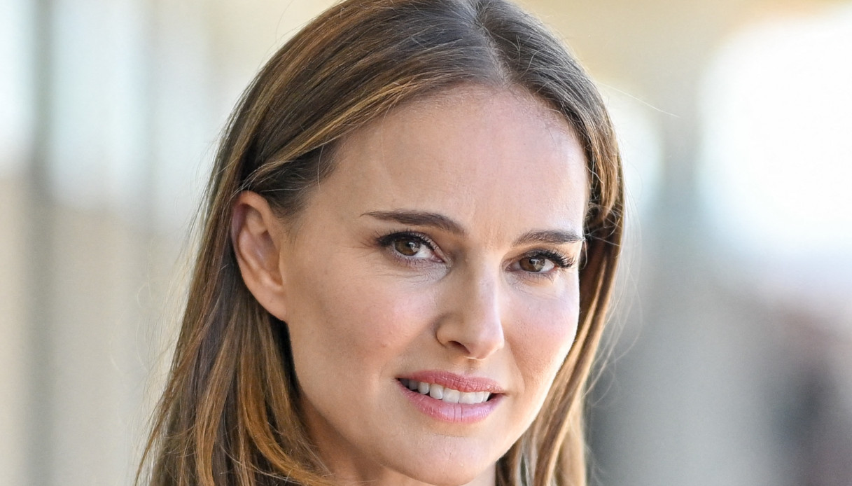 Natalie Portman, il tailleur con mini gonna è superlativo