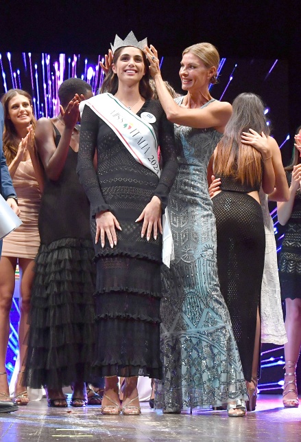 Martina Colombari incorona Ofelia Passaponti Miss Italia 2024