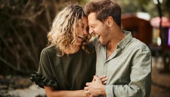 Orgasmo simultaneo (o sincronizzato): esiste davvero? Tra falsi miti e realtà