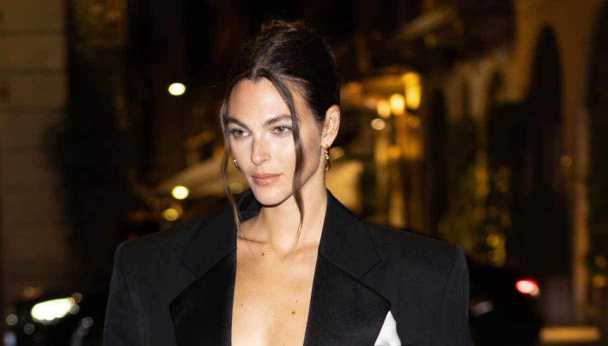 Vittoria Ceretti, il look total black mannish a Milano