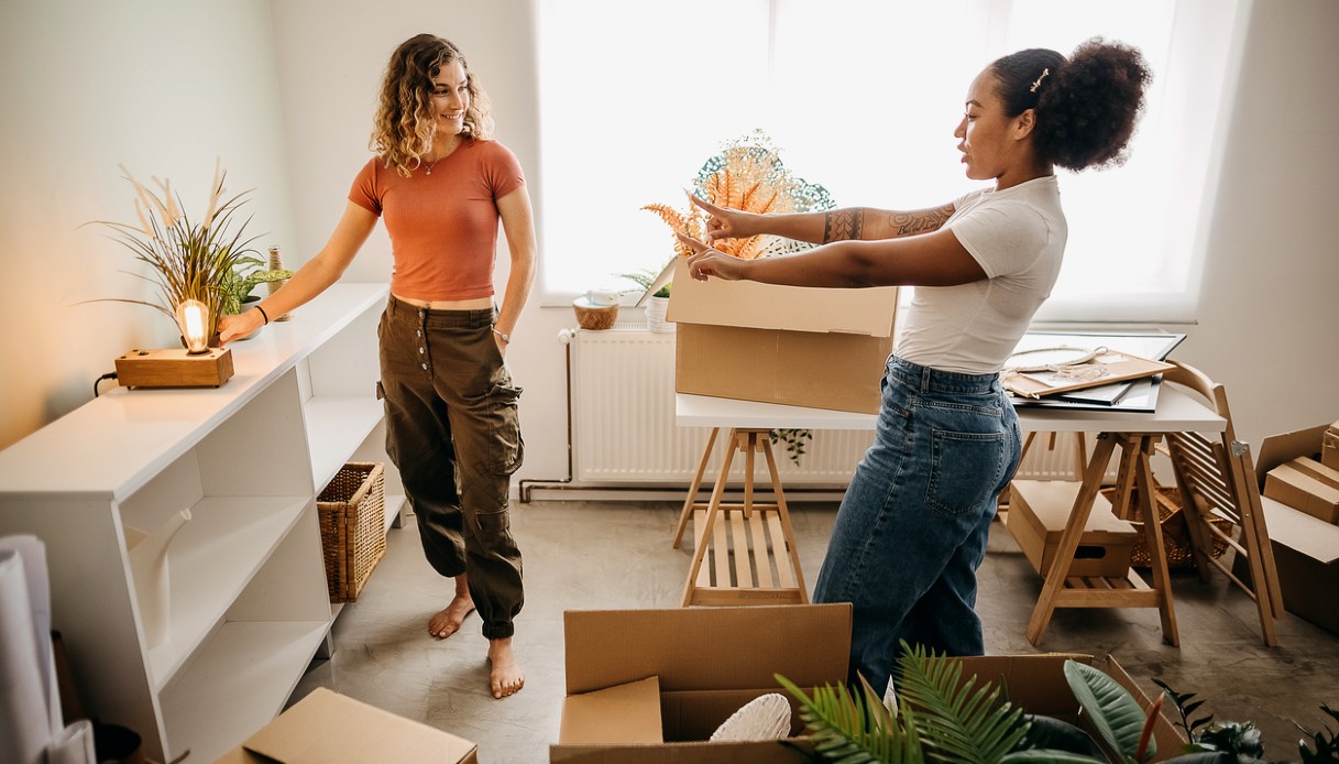 Meglio vivere da sole o con dei coinquilini? I pro e i contro di entrambe le opzioni per capire quale scelta è davvero la migliore per voi