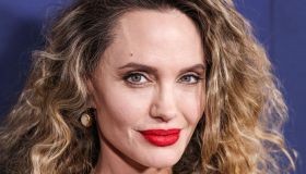 Angelina Jolie cambia look, si fa riccia e ringiovanisce di 10 anni