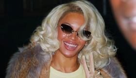 Beyoncé incanta in oro, superando le critiche, mentre omaggia la sorella