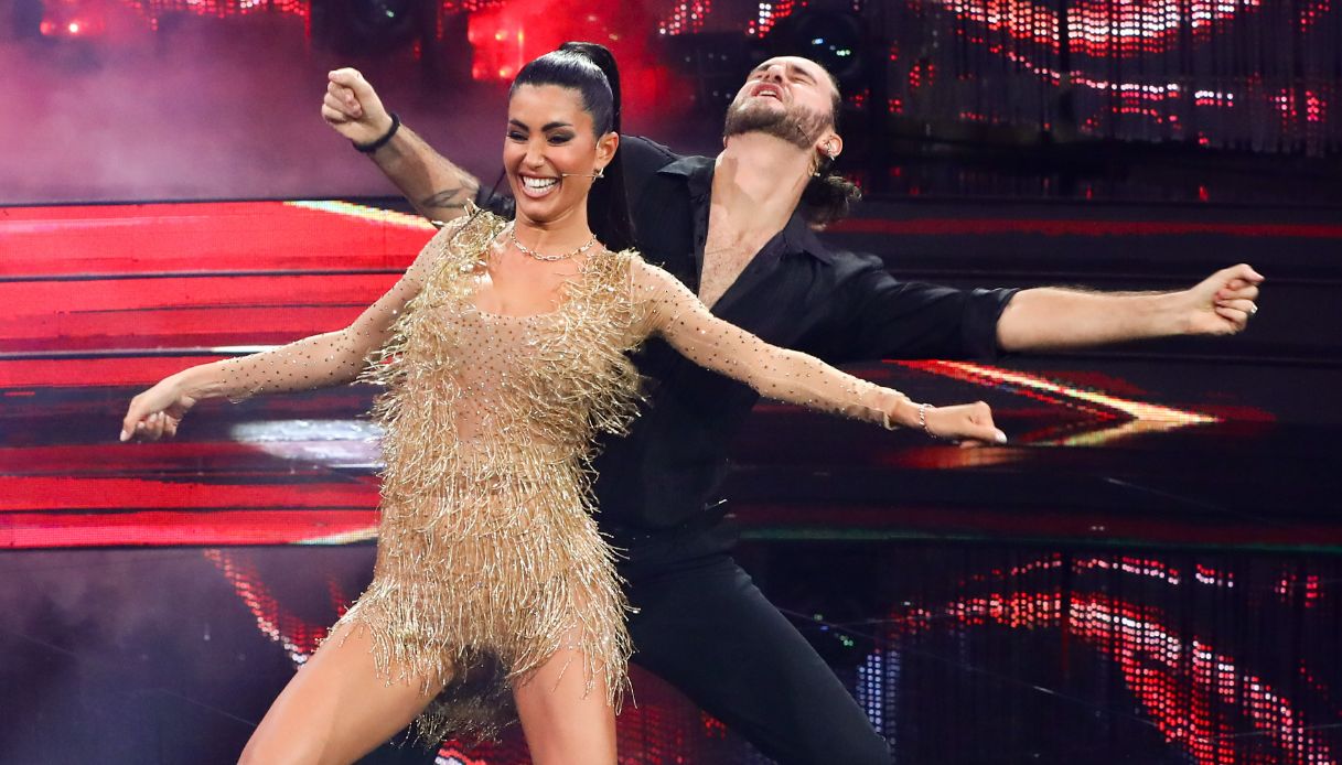 Federica Nargi balla la salsa con Luca Favilla a Ballando con le Stelle