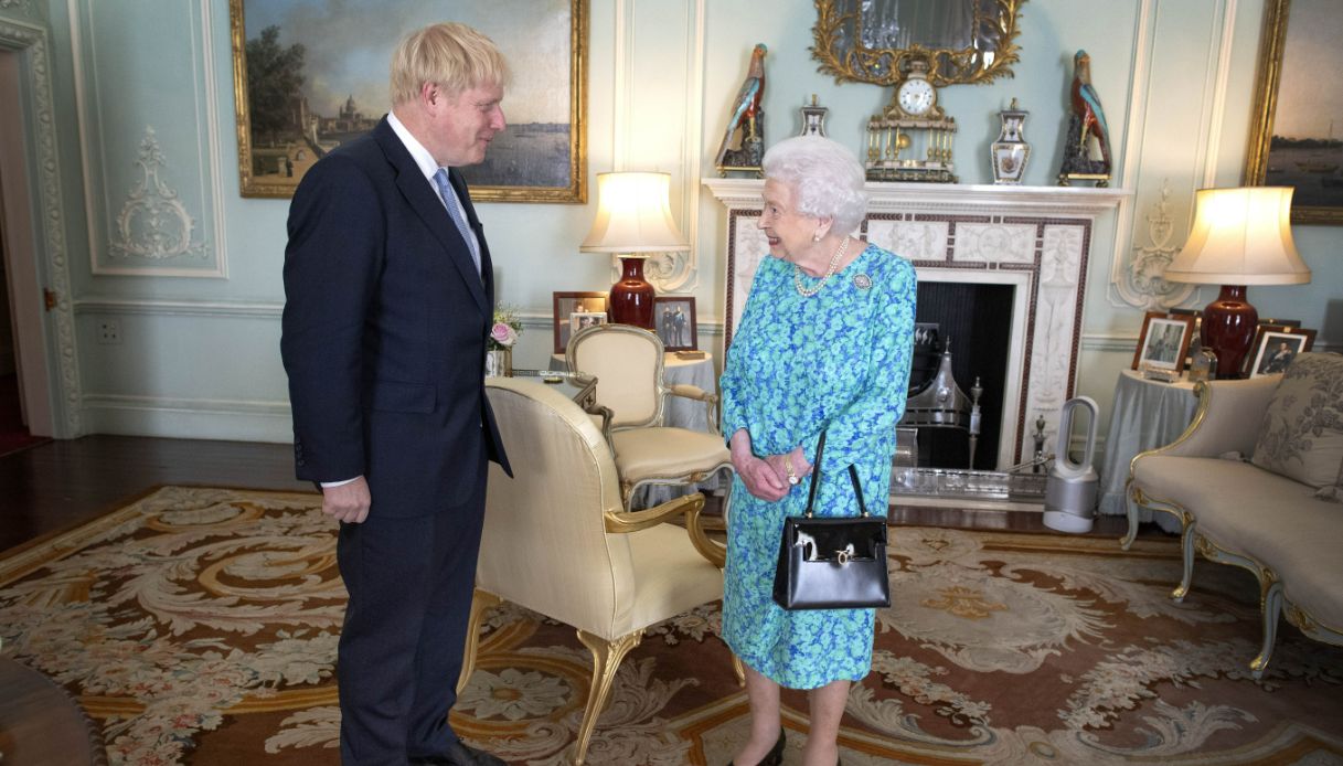 Boris Johnson con la Regina Elisabetta