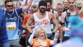 Colin Farrell, da bad boy a eroe benefico: alla maratona con l’amica in carrozzina