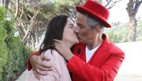 Fiorello mattatore al matrimonio della figlia: petali sugli sposi e canta Battisti