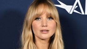 Jennifer Lawrence, primo red carpet con il pancione: il look monospalla